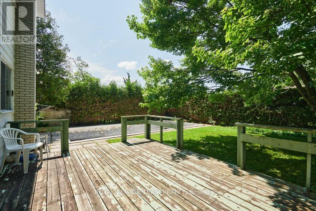 16 KEEWATIN CRESCENT