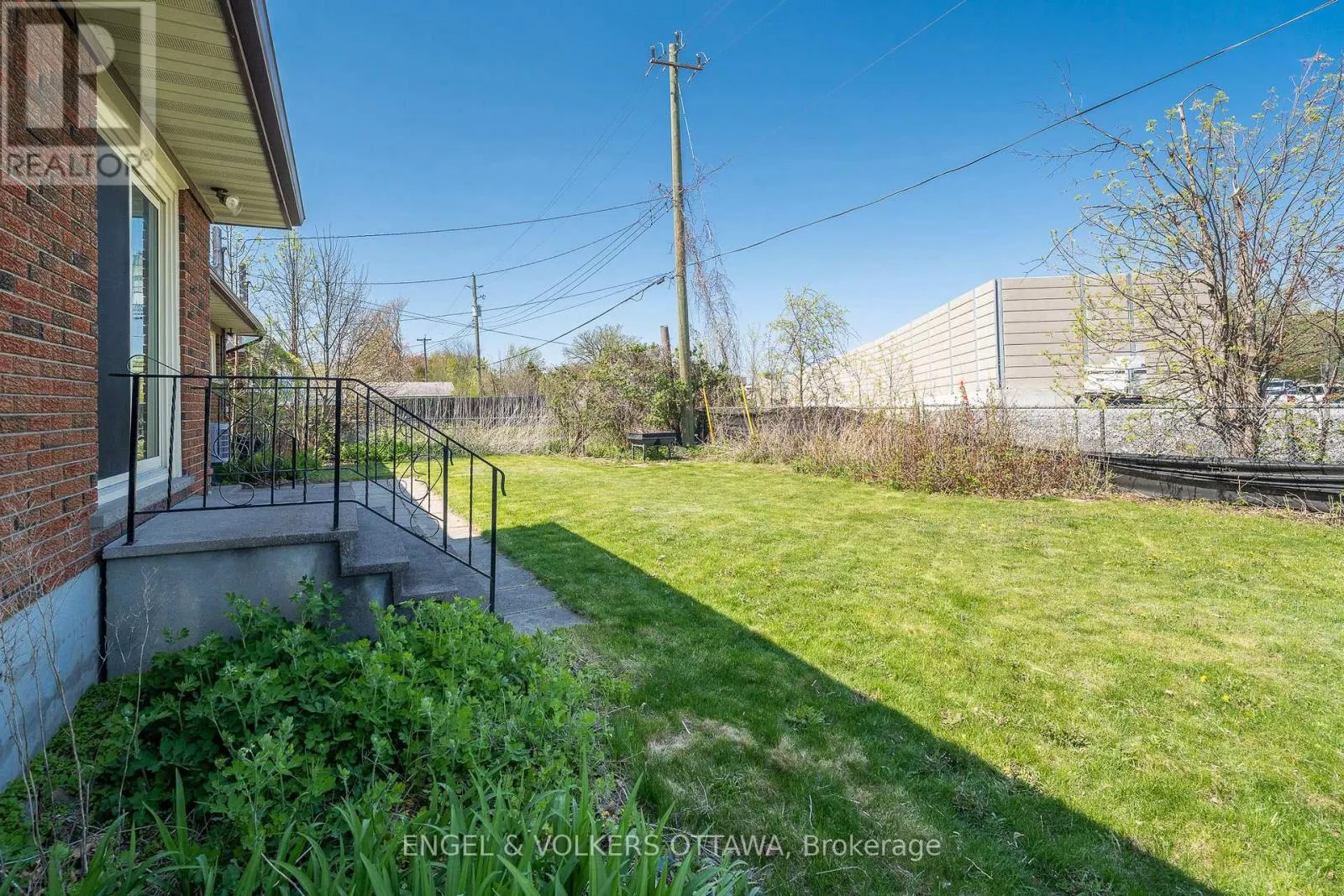 989 CONNAUGHT AVENUE