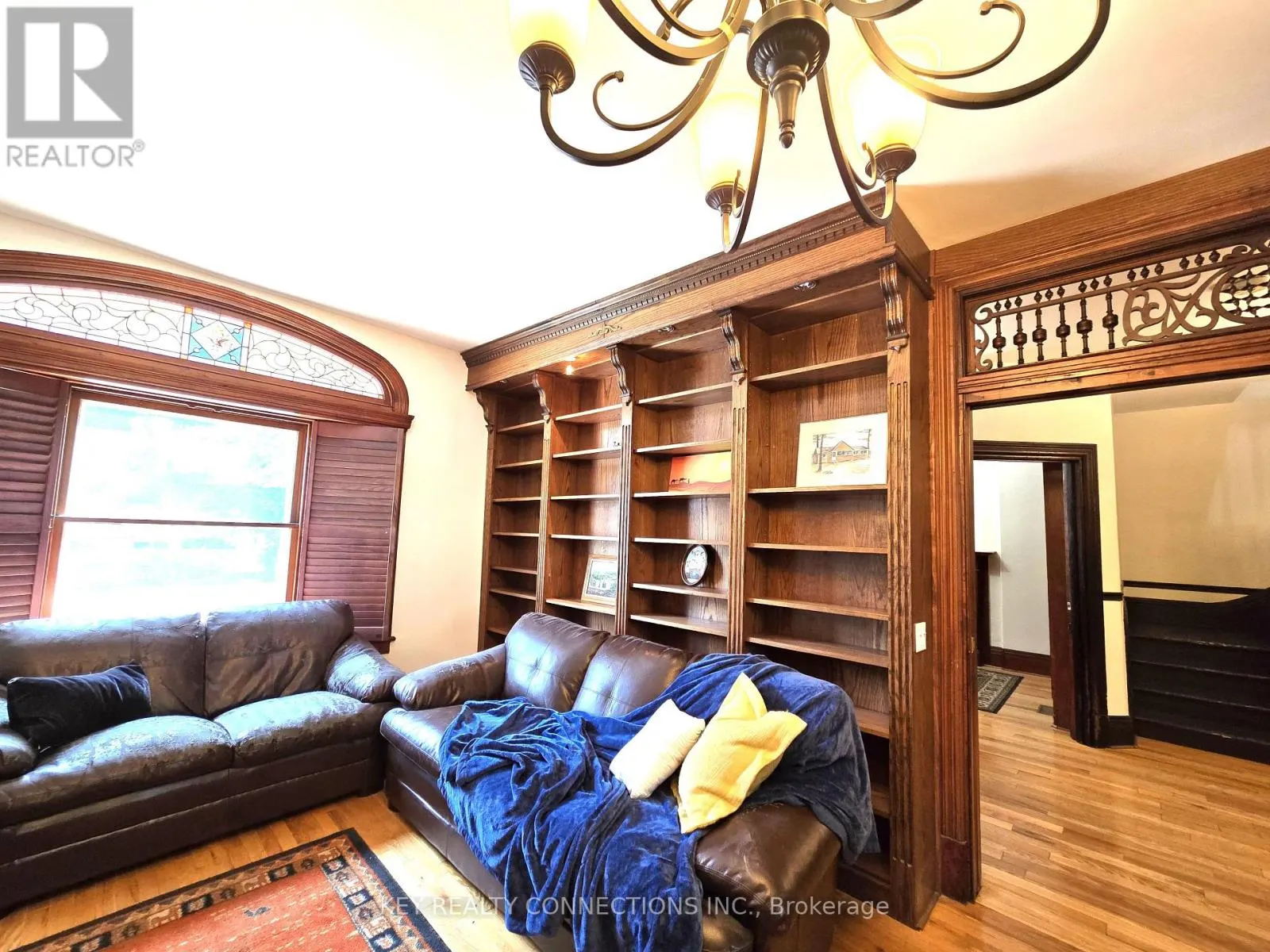 208 KING STREET E