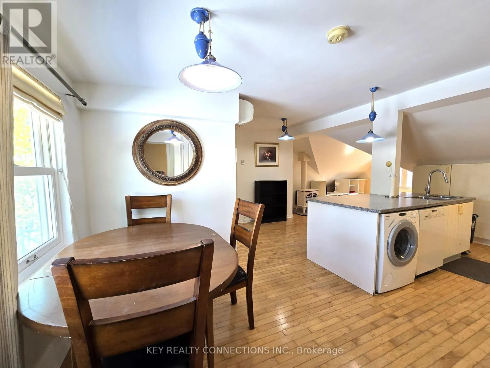 208 KING STREET E