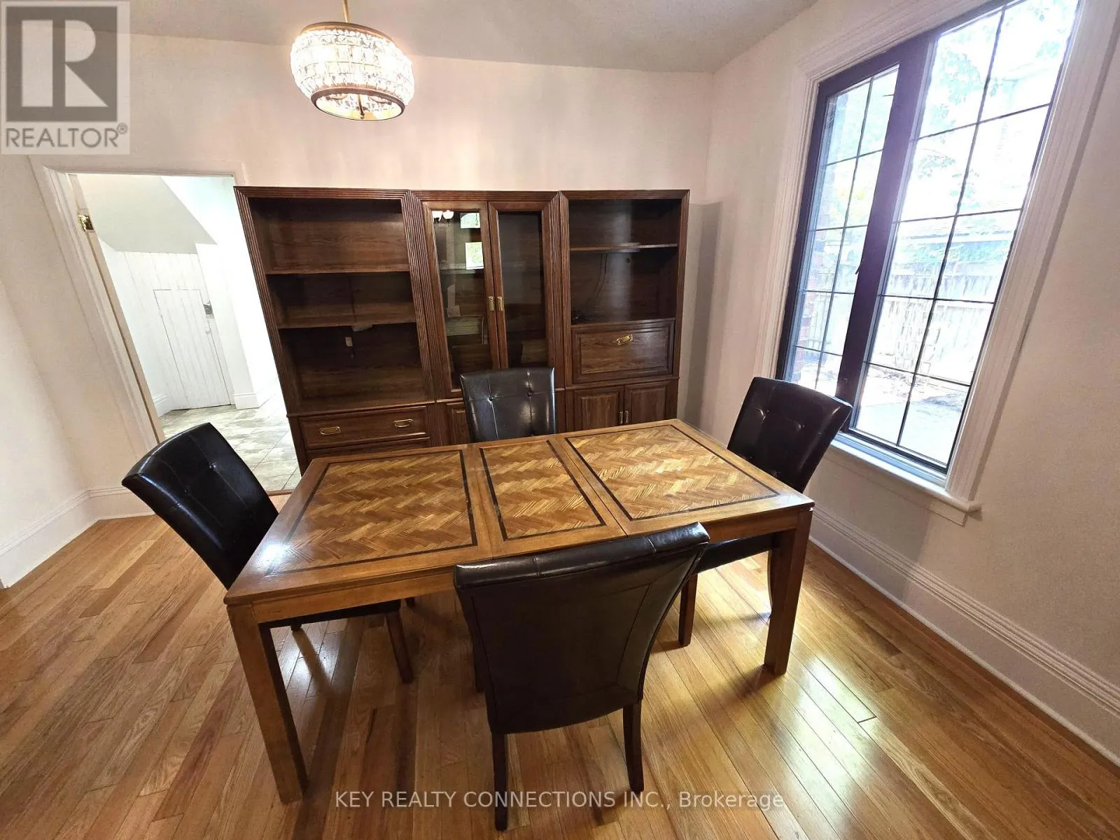 208 KING STREET E
