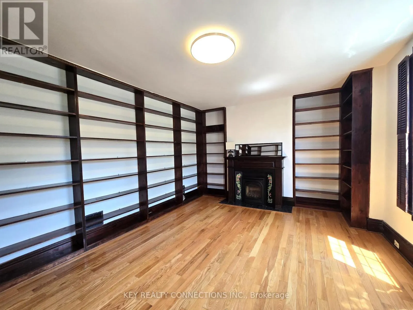 208 KING STREET E