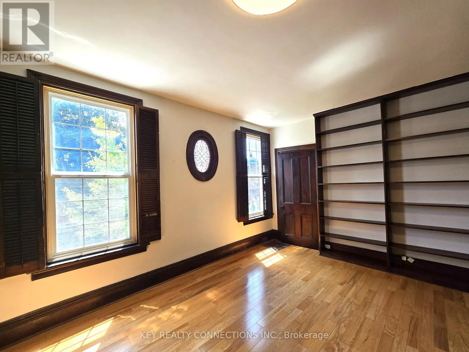 208 KING STREET E