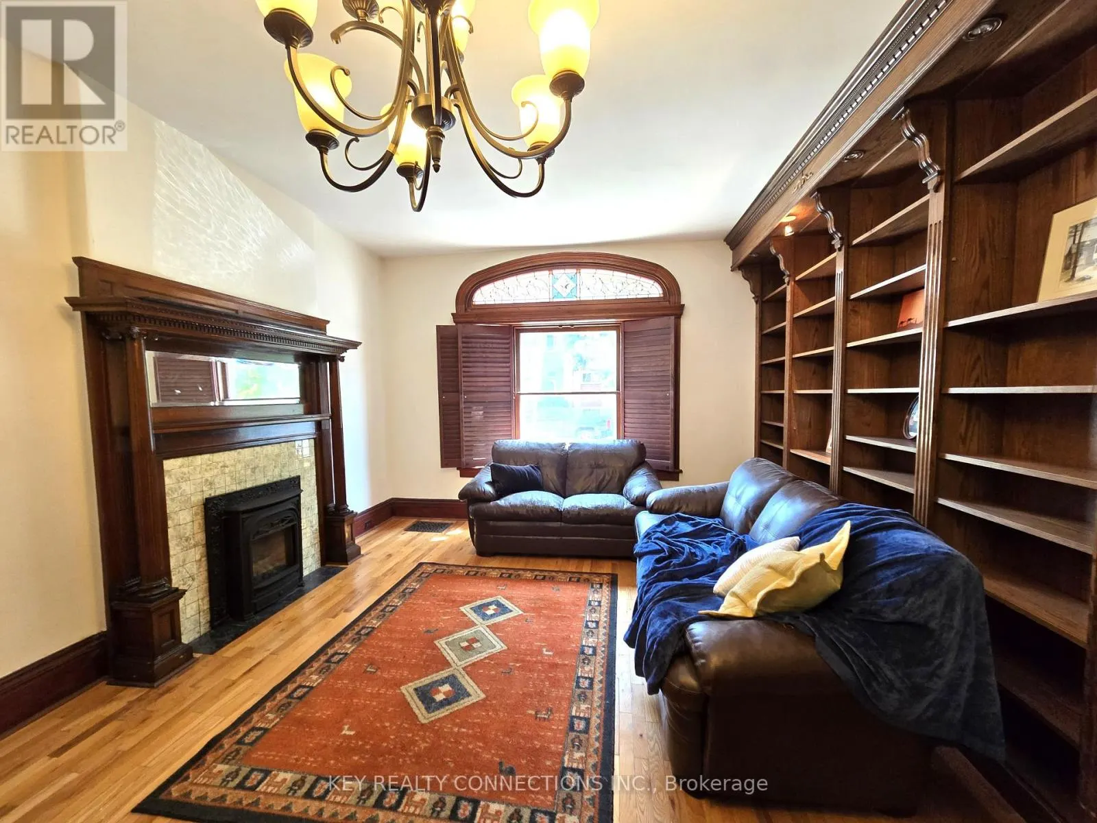 208 KING STREET E
