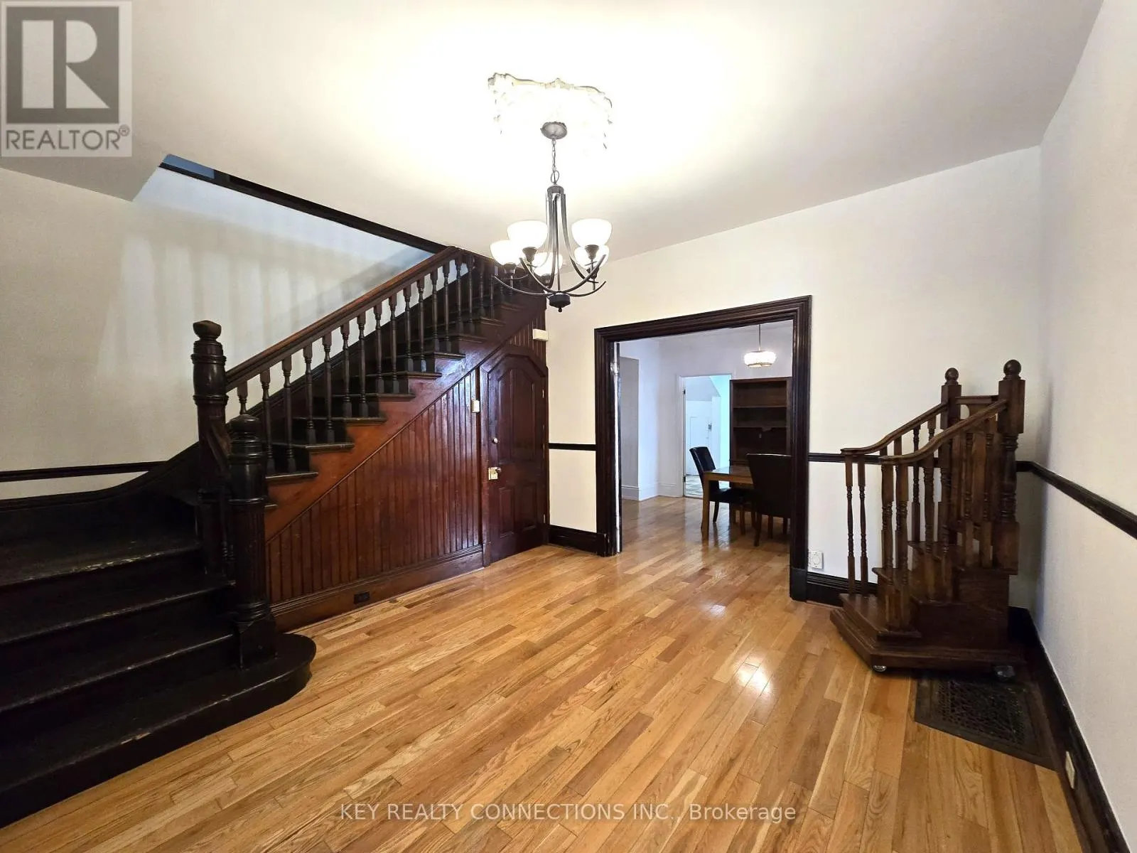 208 KING STREET E