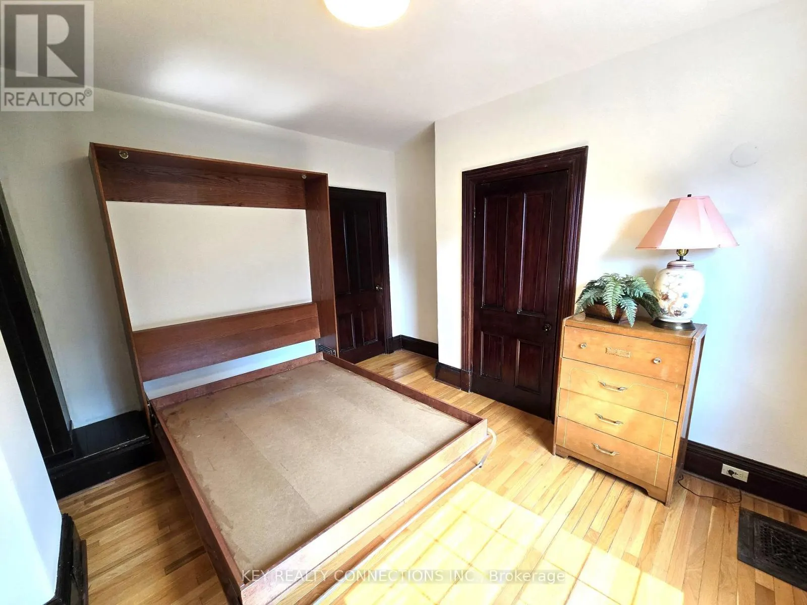 208 KING STREET E