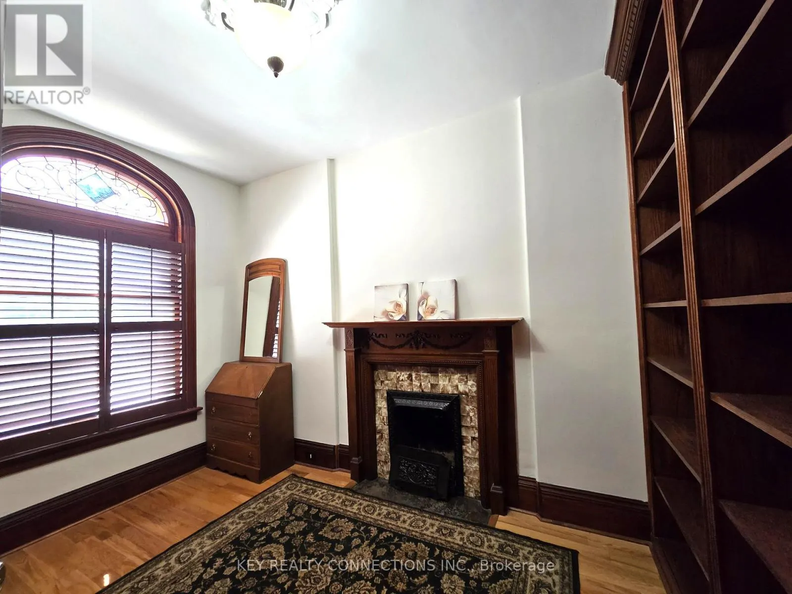 208 KING STREET E
