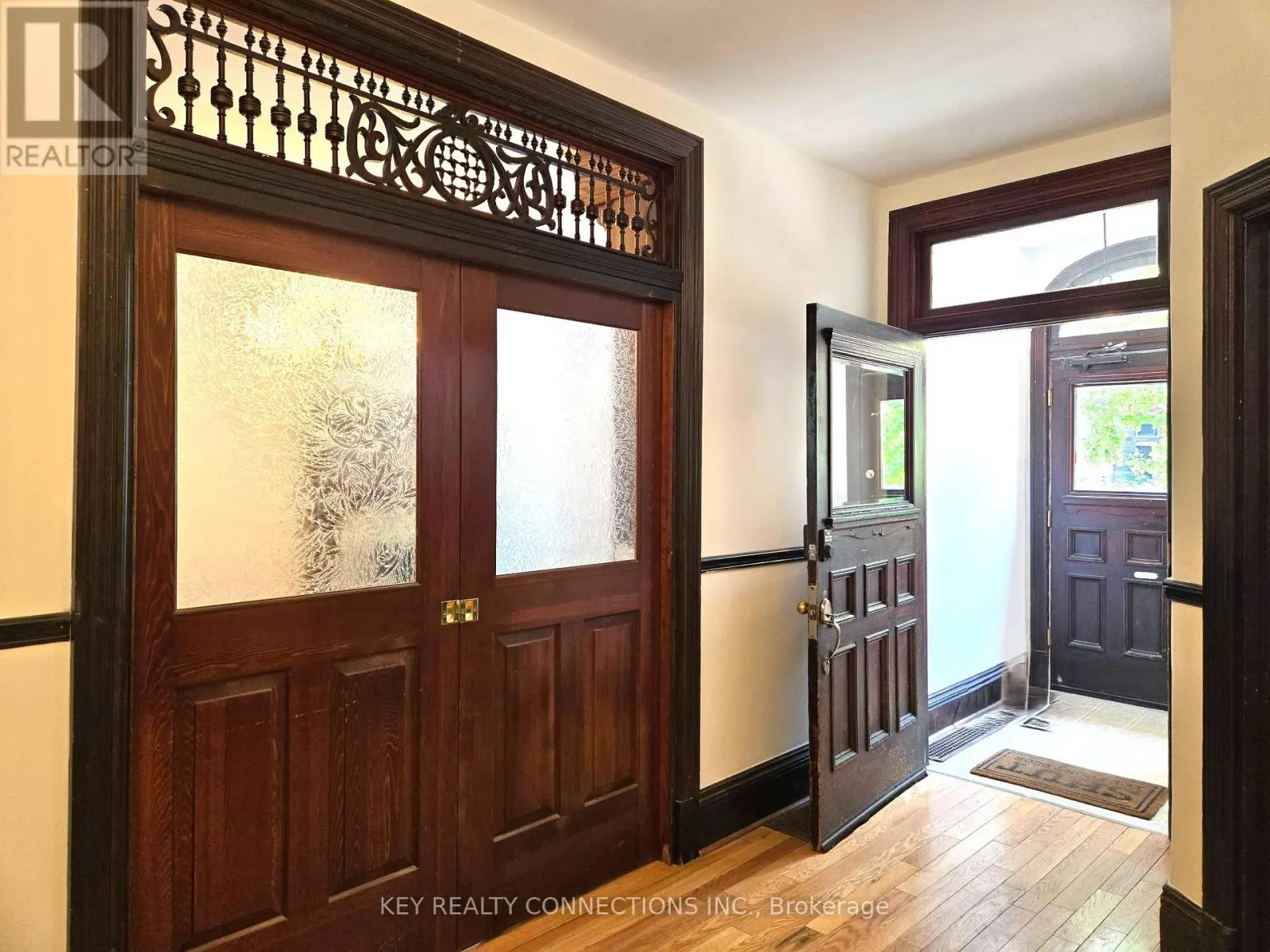 208 KING STREET E