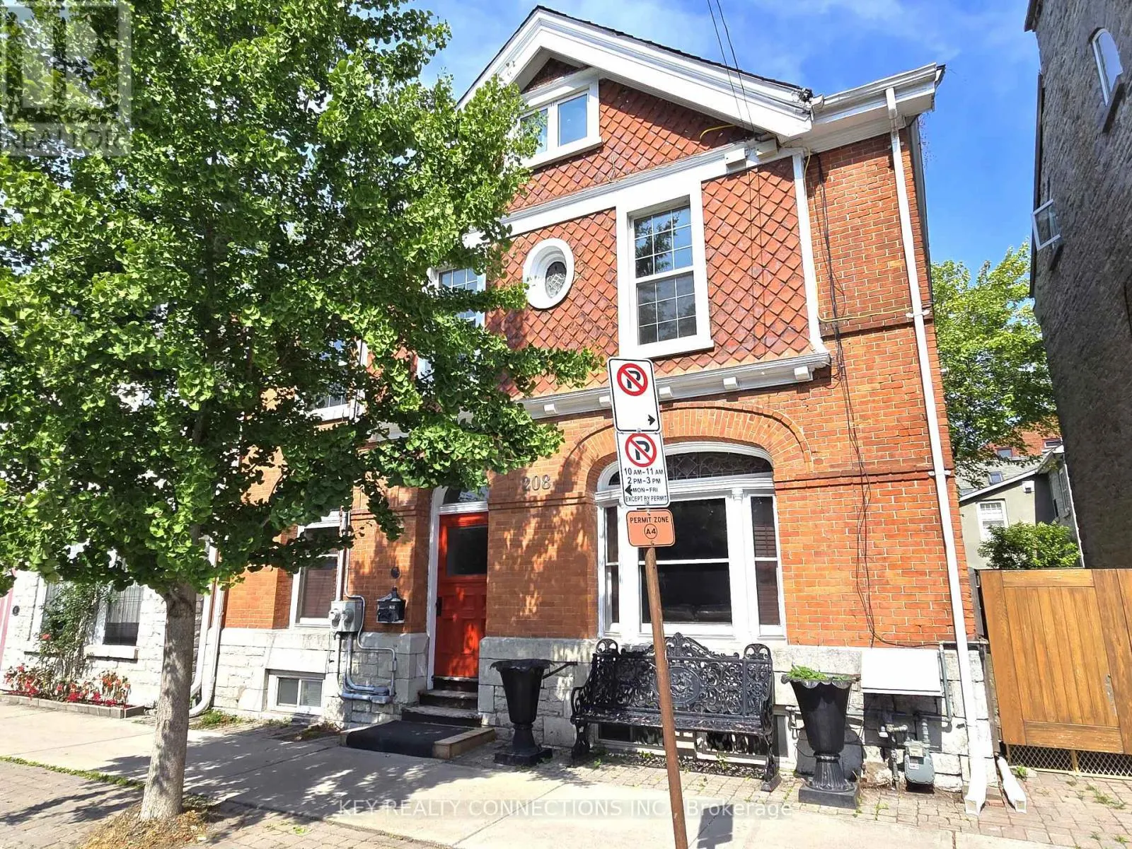 208 KING STREET E