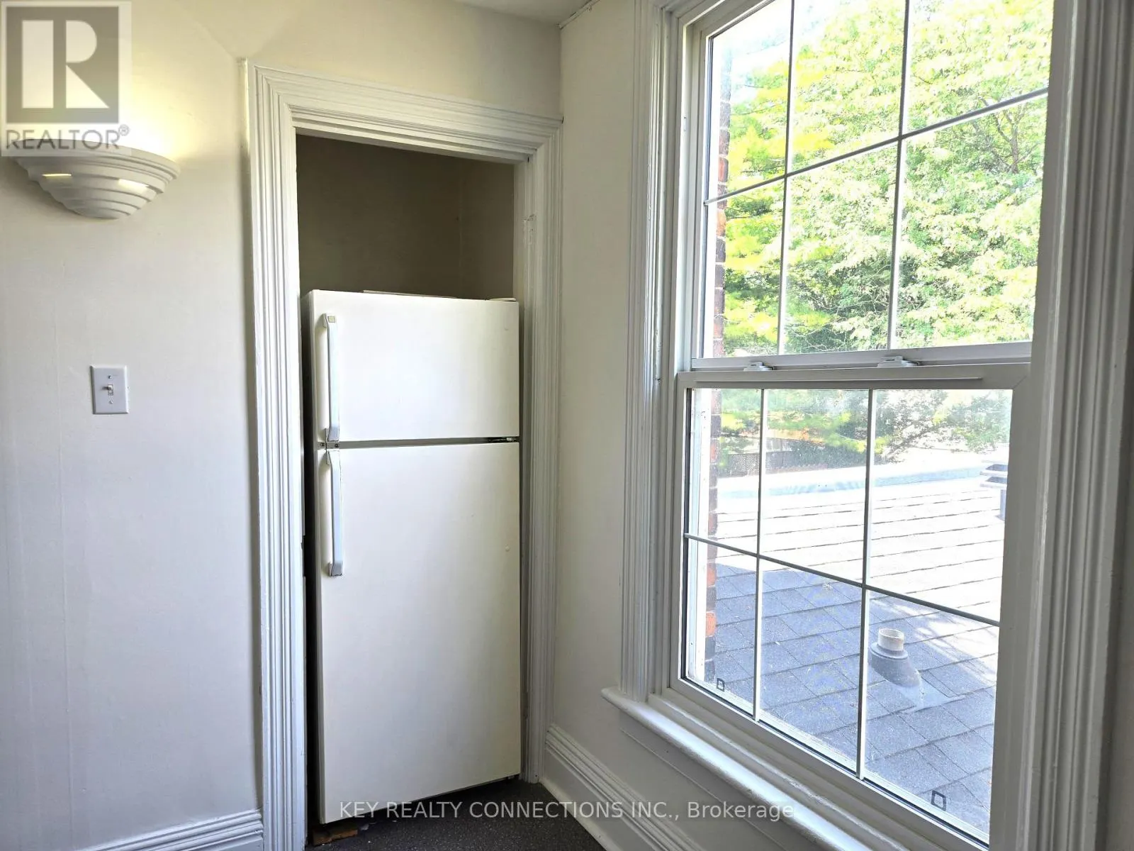 208 KING STREET E