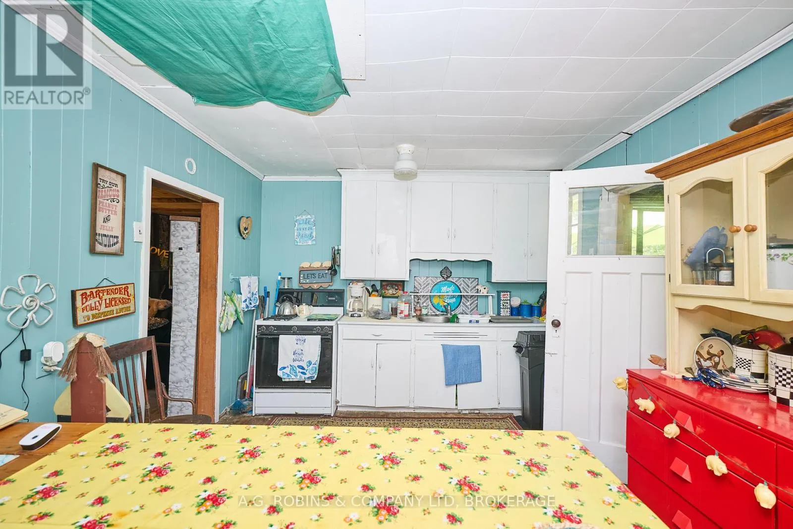 10598 WOODLAND DRIVE