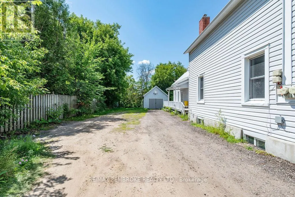 414 MOFFAT STREET