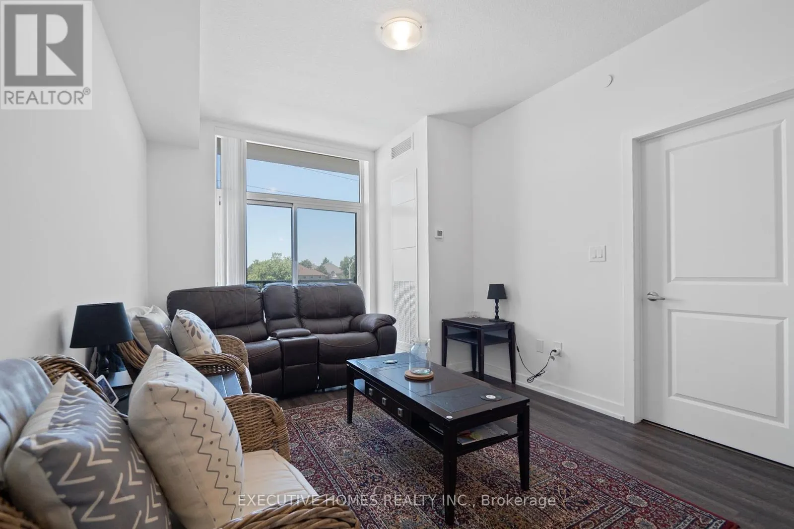 310 - 450 DUNDAS STREET E