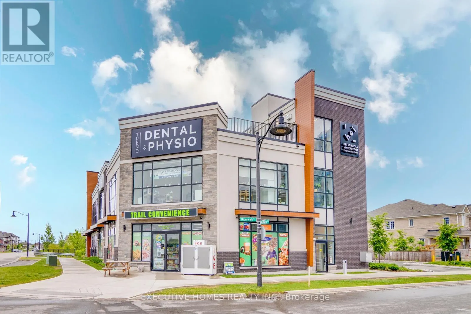 310 - 450 DUNDAS STREET E