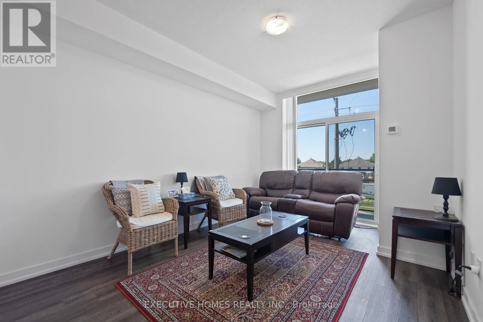 310 - 450 DUNDAS STREET E