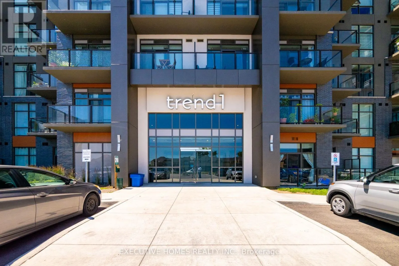 310 - 450 DUNDAS STREET E