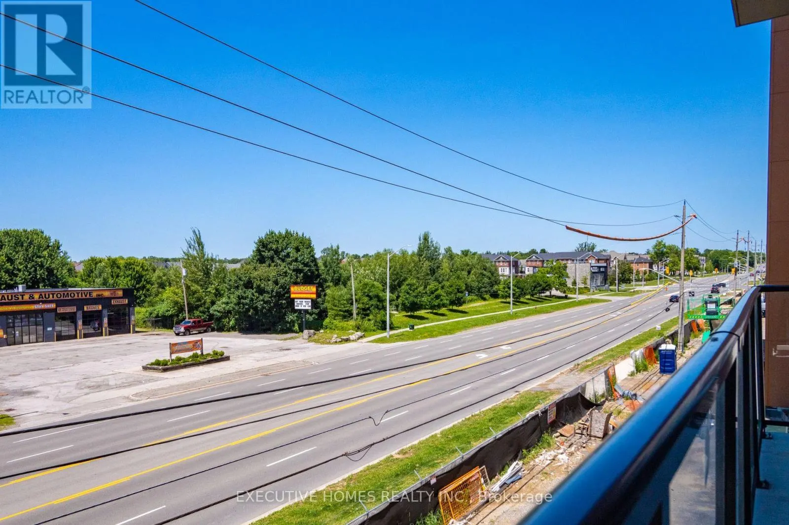 310 - 450 DUNDAS STREET E