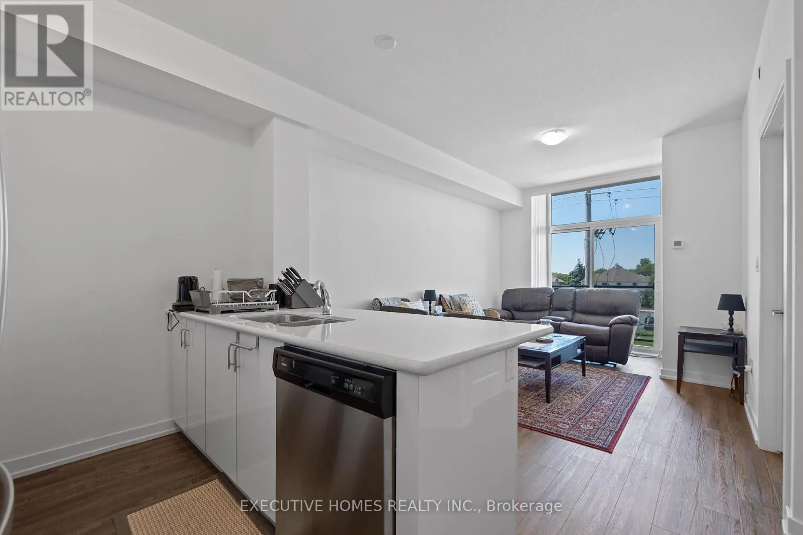 310 - 450 DUNDAS STREET E