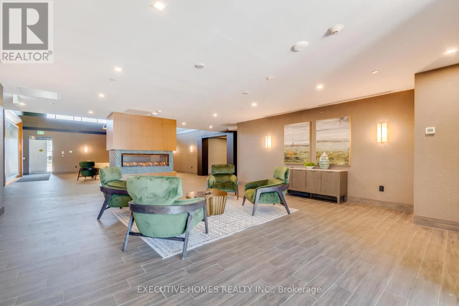 310 - 450 DUNDAS STREET E
