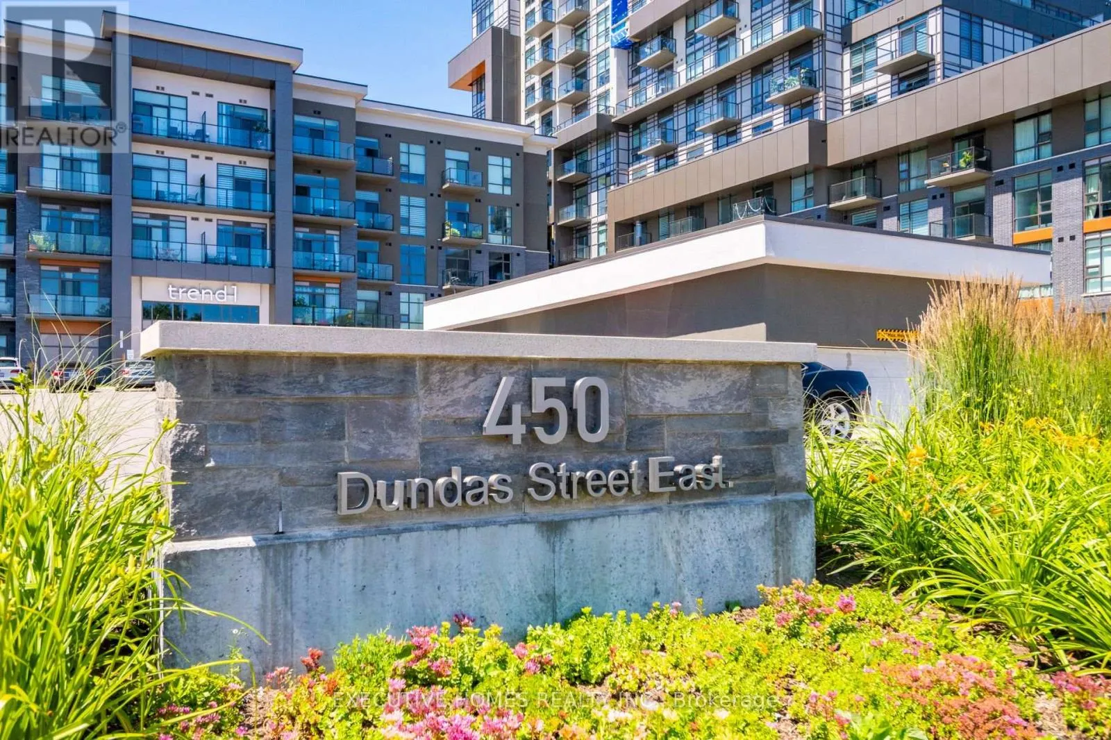 310 - 450 DUNDAS STREET E