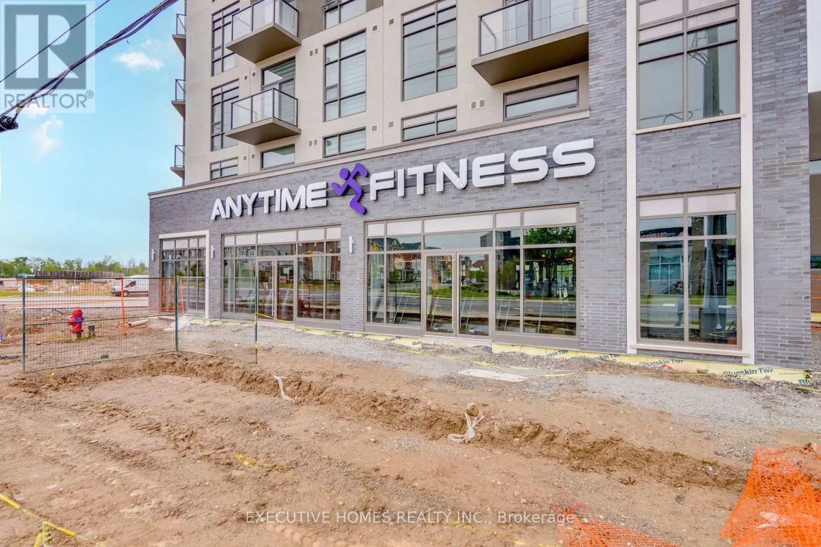 310 - 450 DUNDAS STREET E