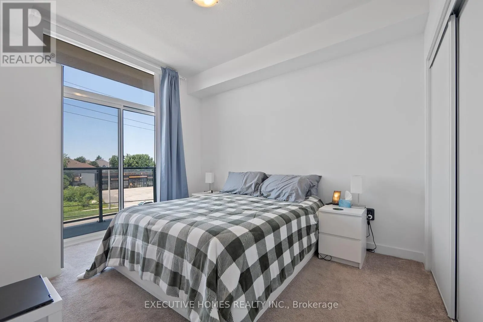 310 - 450 DUNDAS STREET E