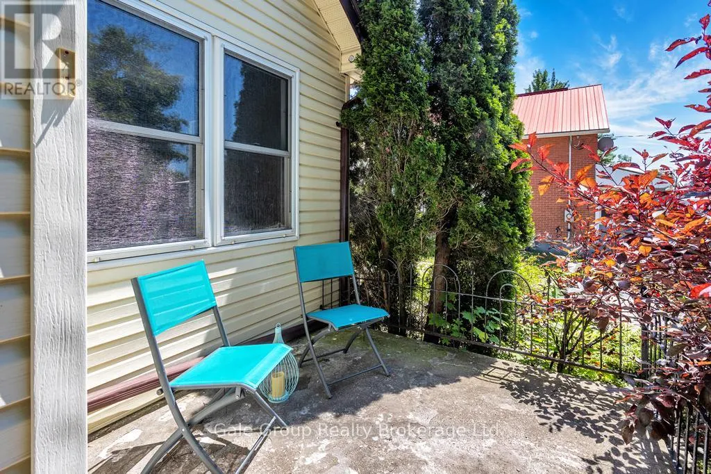 253 JOHN STREET N