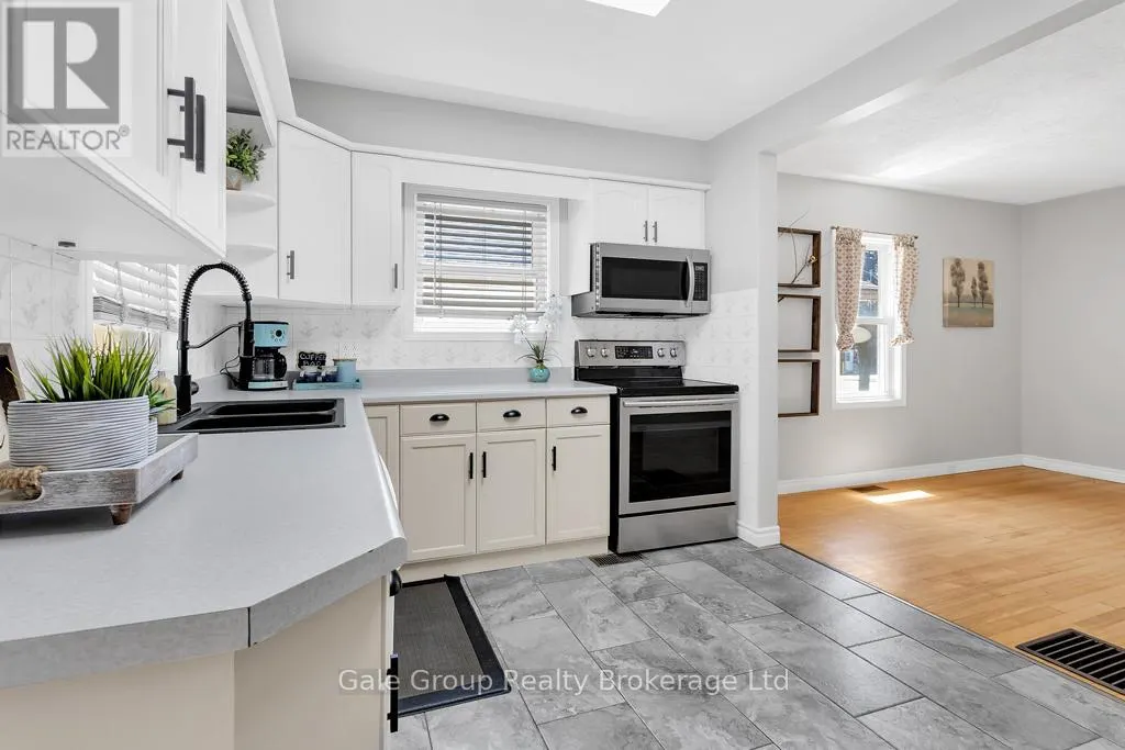 253 JOHN STREET N