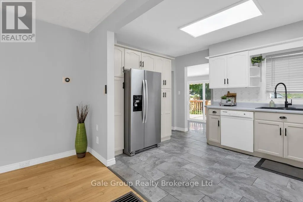 253 JOHN STREET N