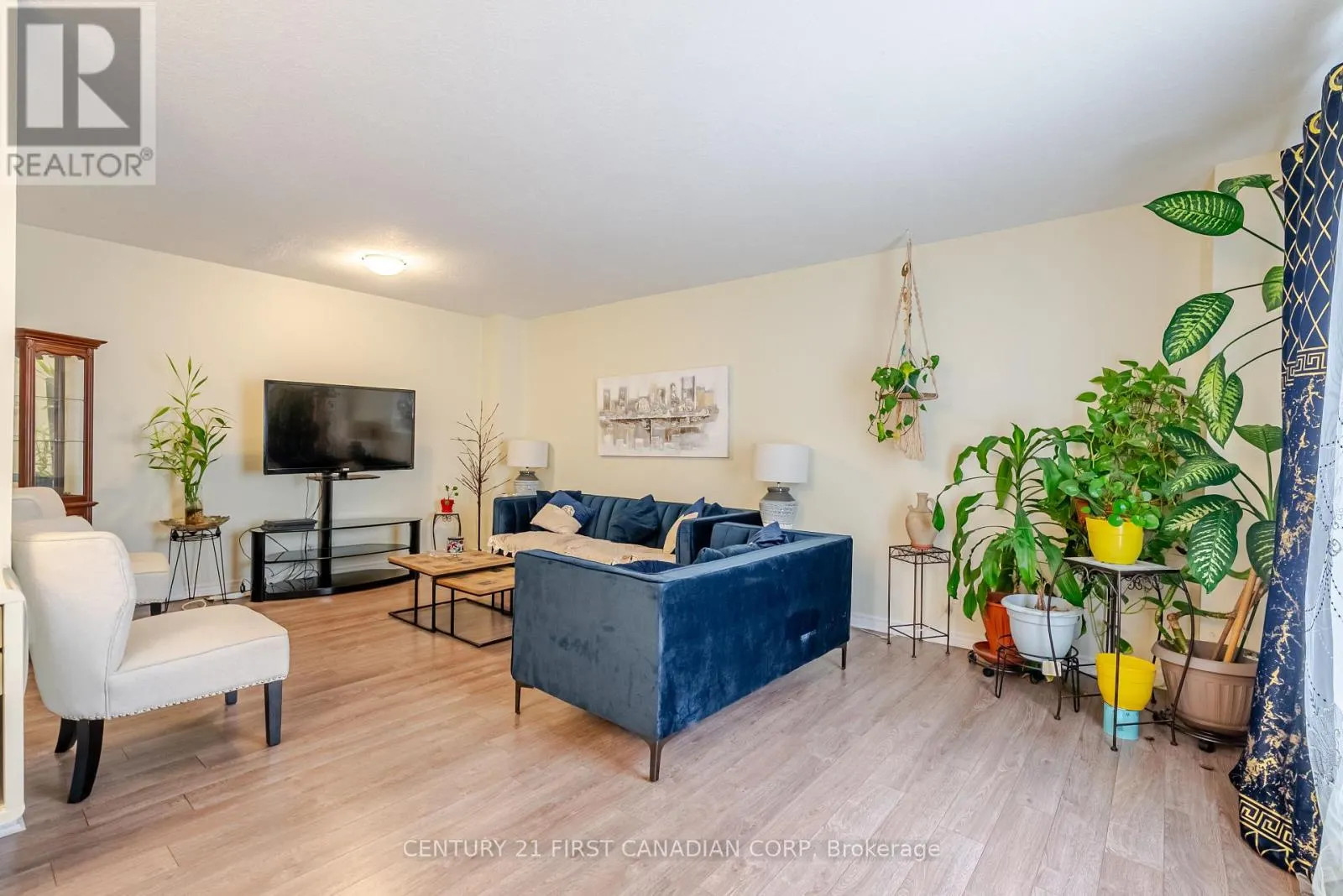 8 - 360 HOMESTEAD COURT, #8