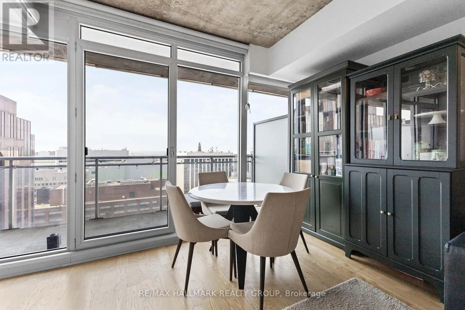 2105 - 324 LAURIER AVENUE W