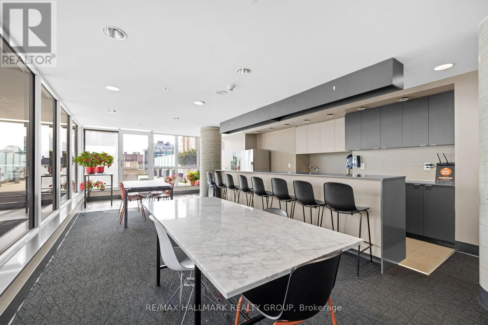 2105 - 324 LAURIER AVENUE W