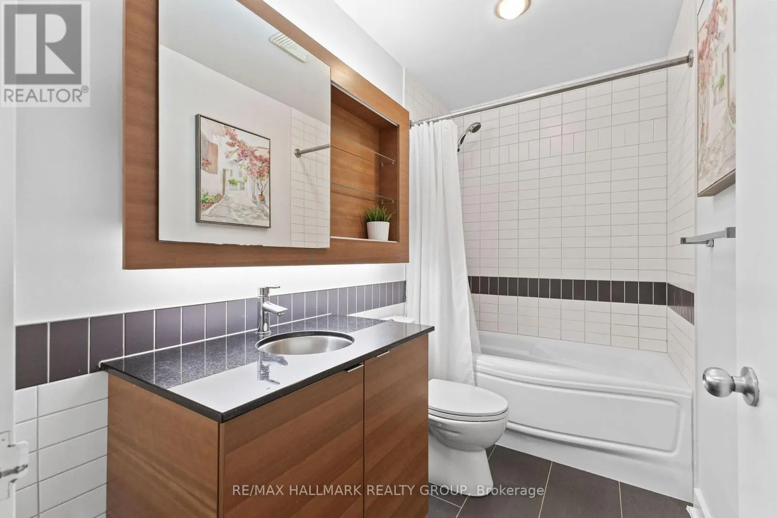 2105 - 324 LAURIER AVENUE W