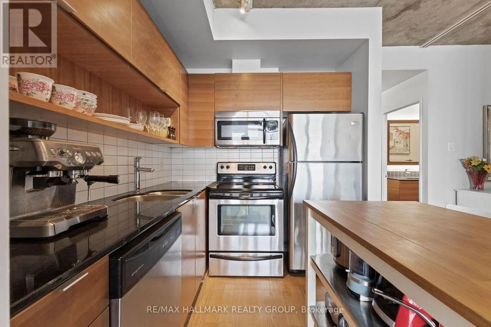 2105 - 324 LAURIER AVENUE W