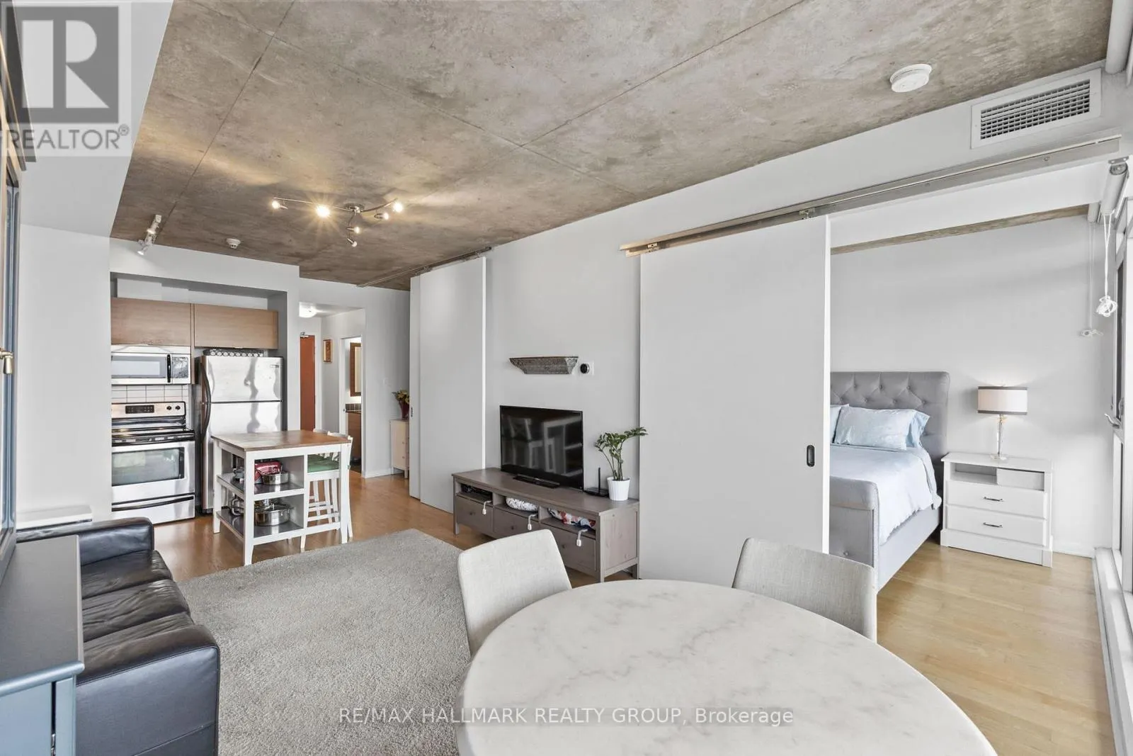 2105 - 324 LAURIER AVENUE W
