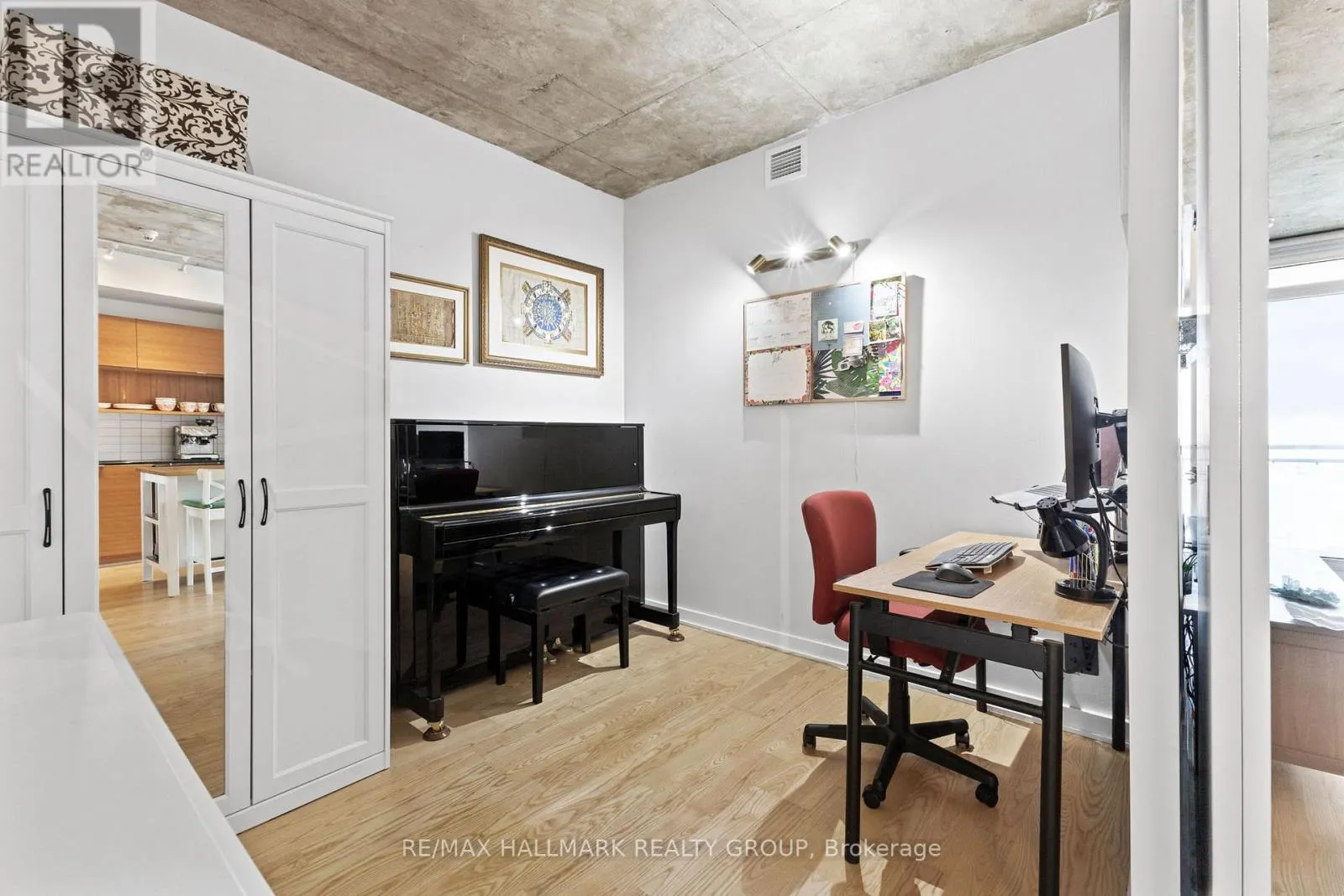 2105 - 324 LAURIER AVENUE W