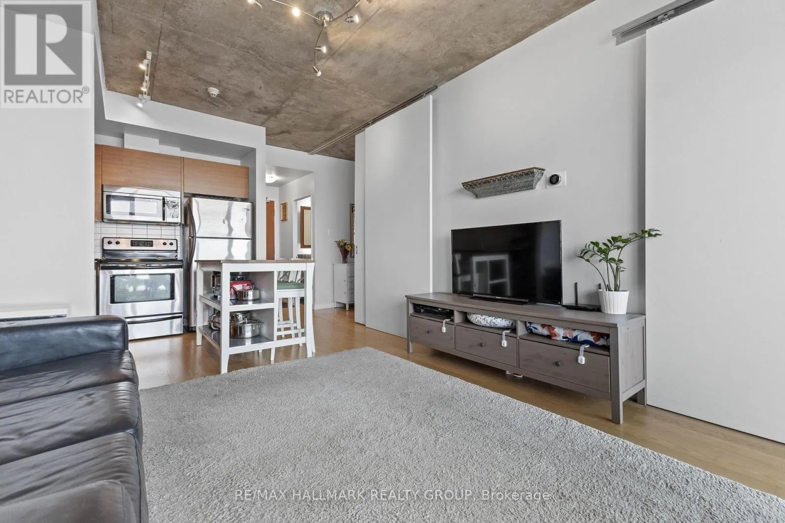 2105 - 324 LAURIER AVENUE W