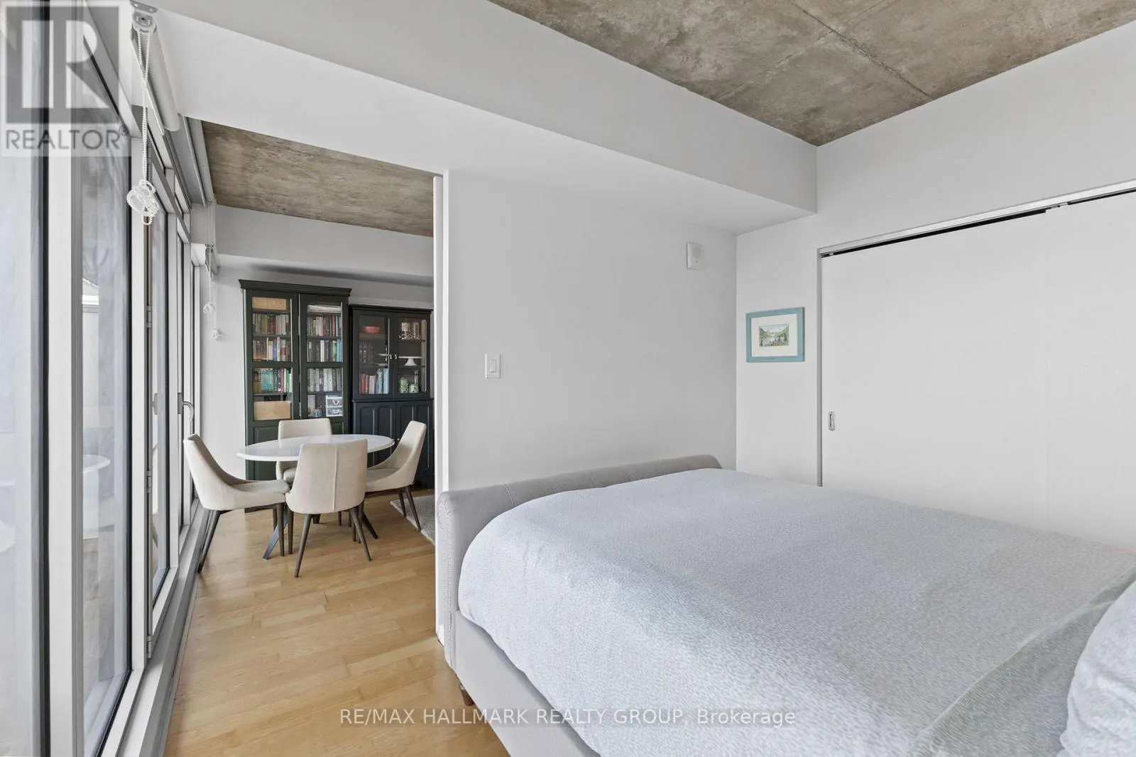 2105 - 324 LAURIER AVENUE W
