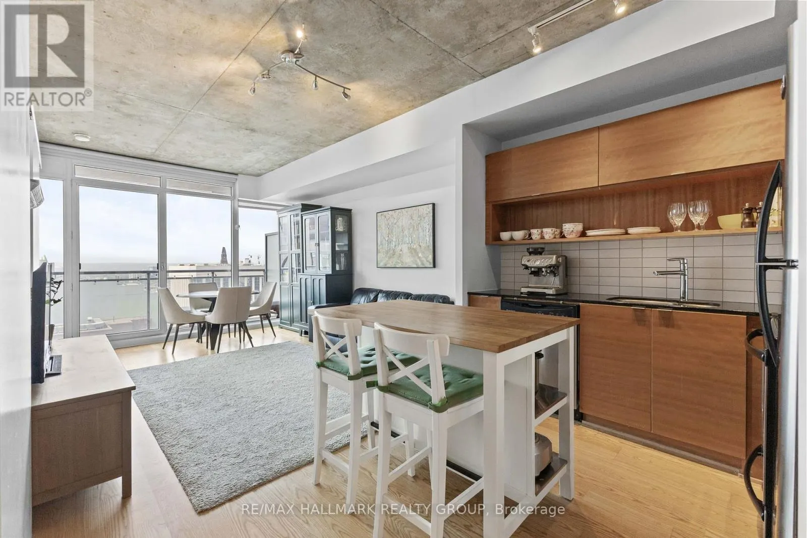 2105 - 324 LAURIER AVENUE W