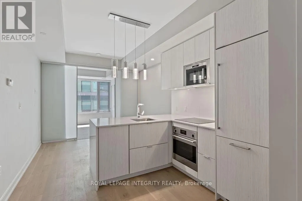 802 - 101 QUEEN STREET