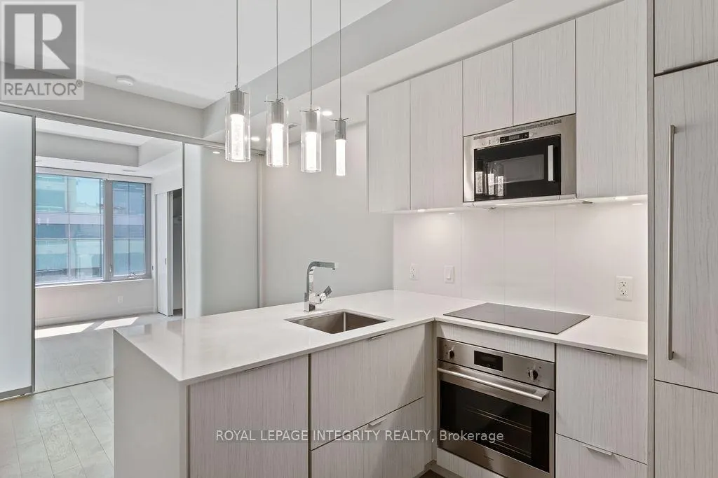 802 - 101 QUEEN STREET
