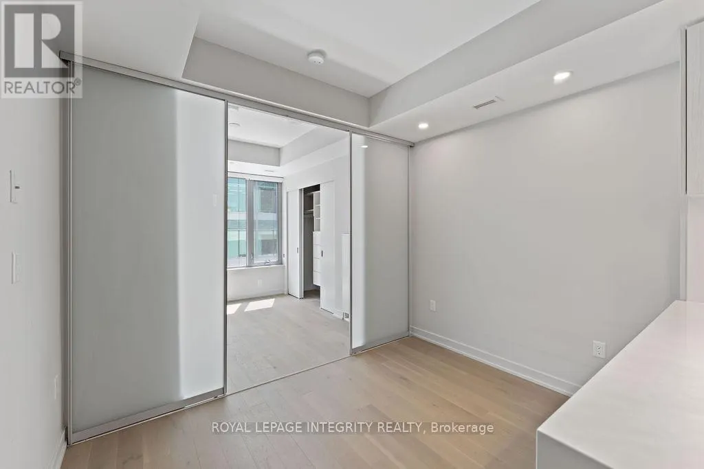 802 - 101 QUEEN STREET