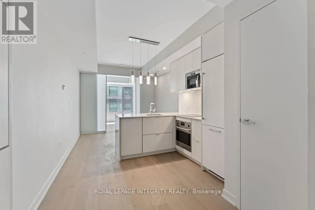 802 - 101 QUEEN STREET