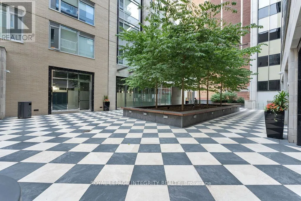 802 - 101 QUEEN STREET