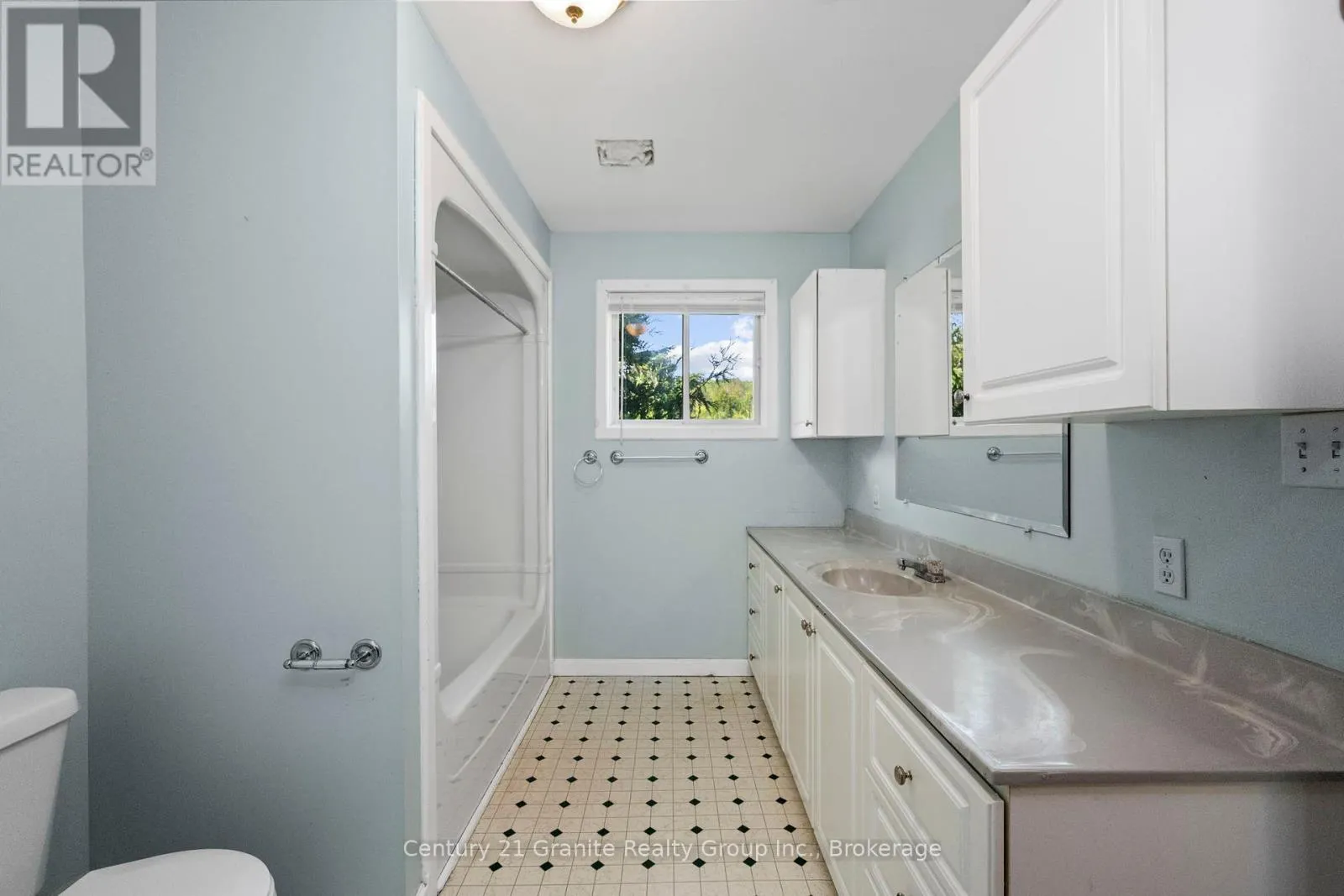 10 HILLSIDE ROAD