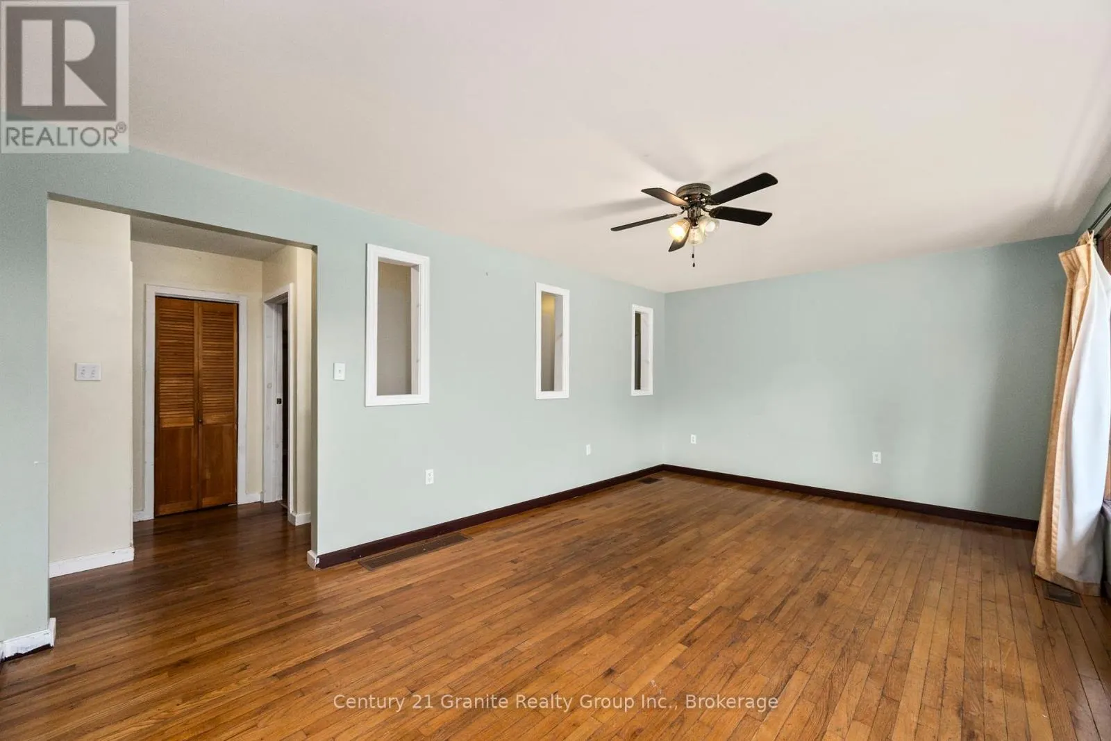 10 HILLSIDE ROAD