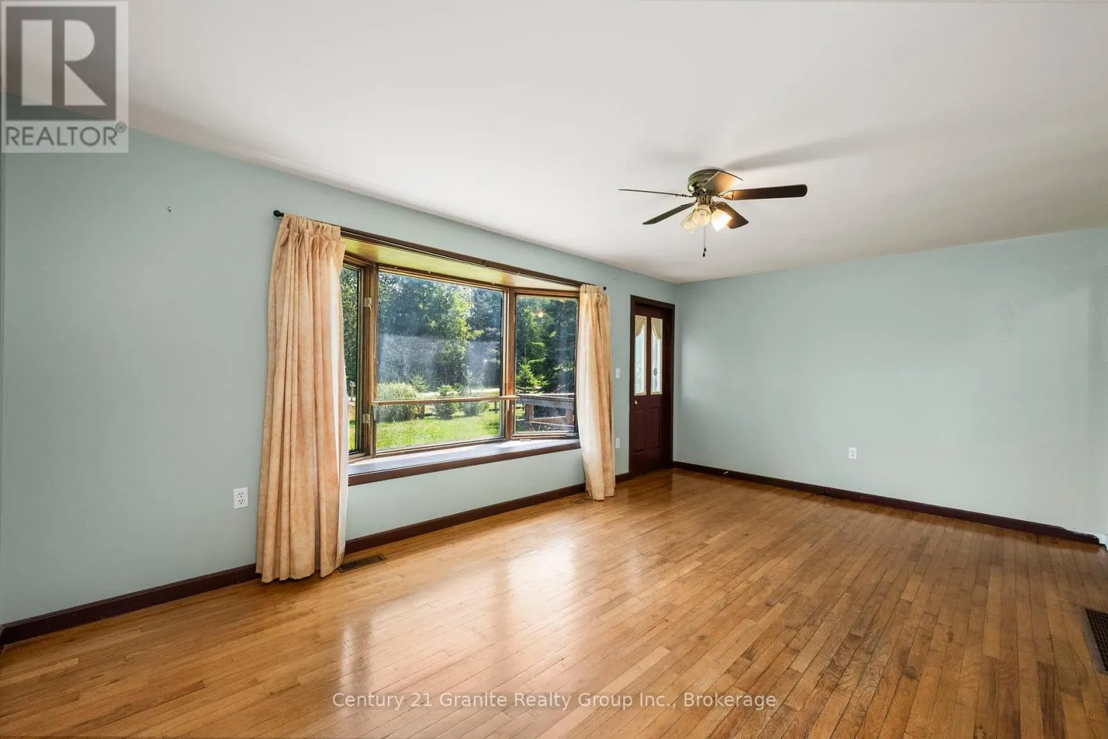 10 HILLSIDE ROAD