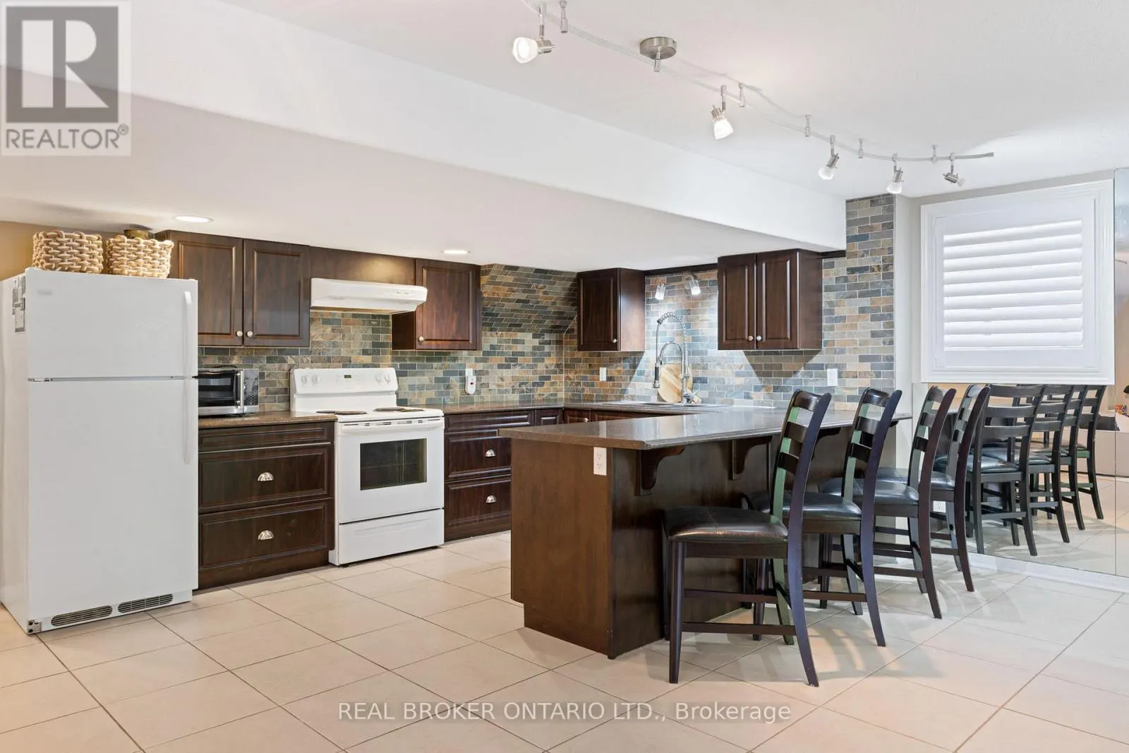 17 COUTTS COURT
