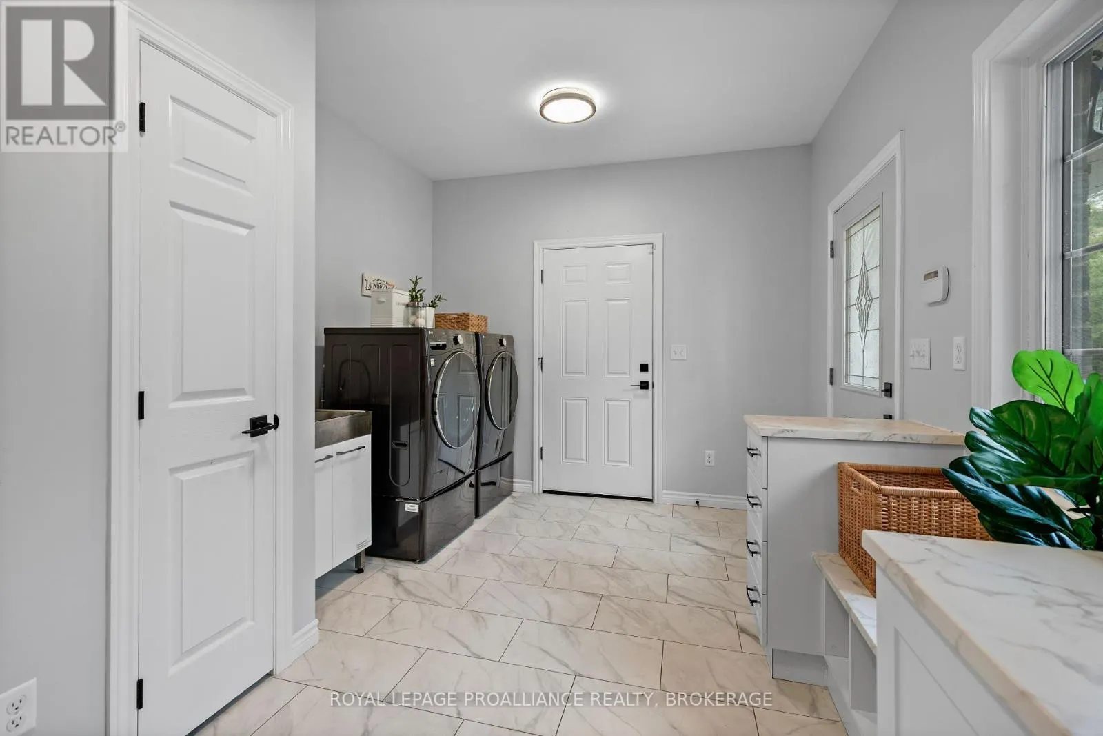 946 BRIDGE STREET W