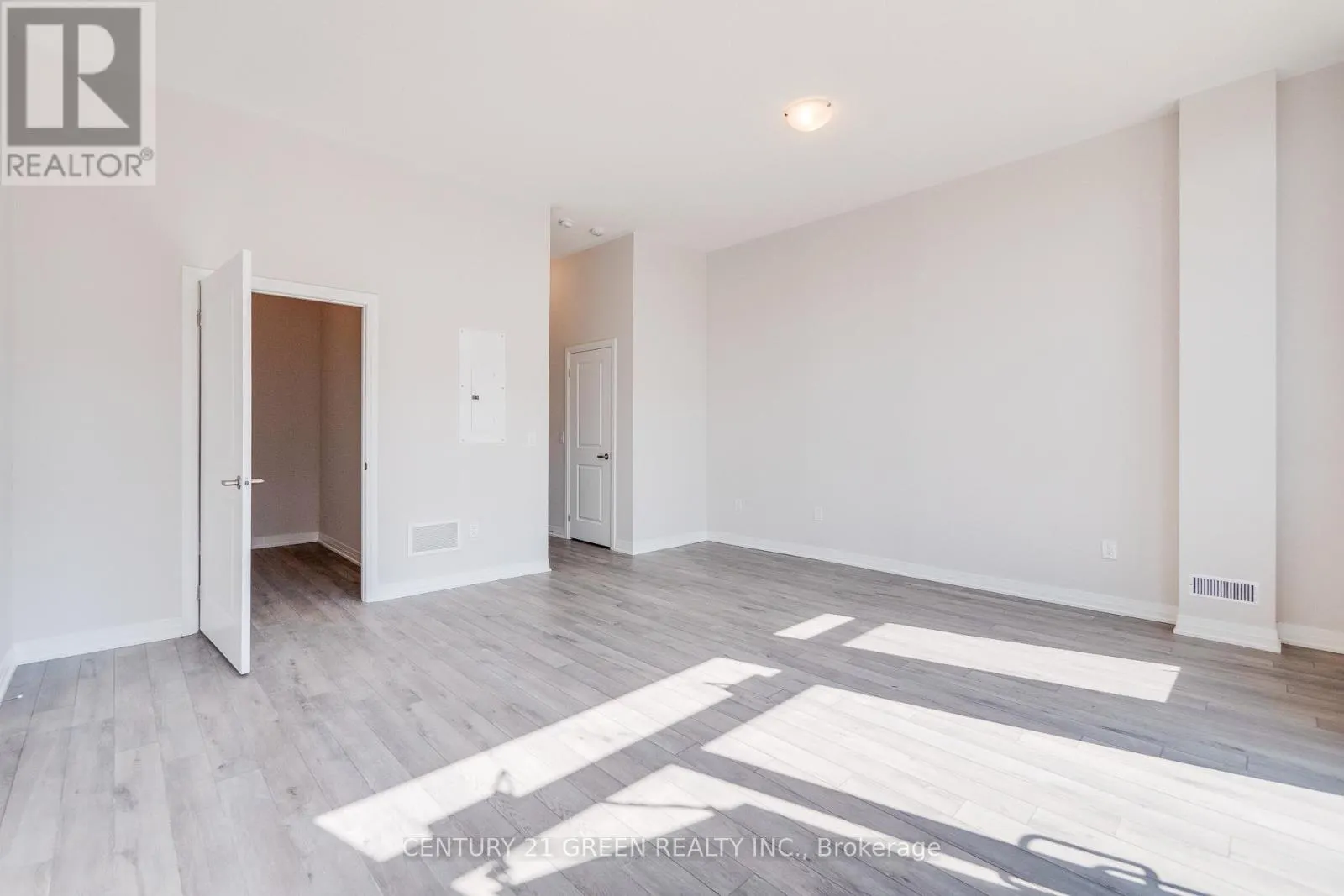 104 - 585 COLBORNE STREET